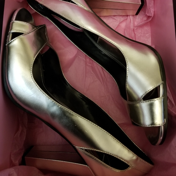 Shoes - Picture 5 of 5